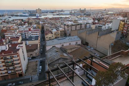 Les restes arqueològiques es troben sota les naus industrials que limiten amb el Teatre Romà.