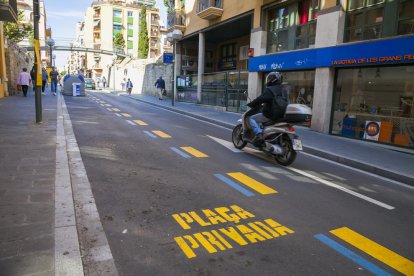 Espacio habilitado por el Ayuntamiento en la calle Soler para que aparquen las furgonetas del mercadet.