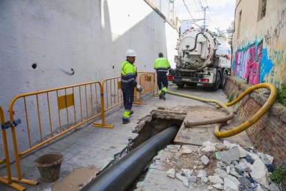 Operaris treballen en un dels punts de la canonada entre el carrer Sant Pere i les vies del tren.