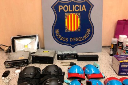 Imatge d'alguns dels objectes robats de l'interior de vehicles.