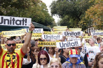 Participants a l'acte del 20 de setembre de 2019 de record de la concentració davant de la Conselleria d'Economia.