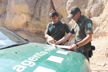 Dos agentes rurales en el Parque Natural de la Sierra del Montsant.