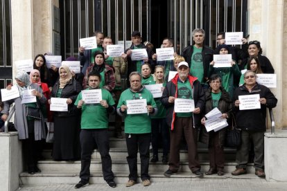 Una trentena d'activistes de la PAH concentrats a les escales d'accés els jutjats de Tarragona.