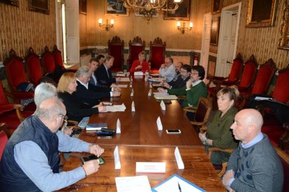 La consejera de Comerç, Elvira Ferrando, se ha reunido con empresarios y asociaciones de vecinos.