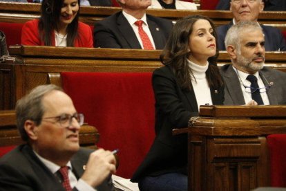 El president de la Generalitat, Quim Torra, desenfocat en primer pla i Inés Arrimadas enfocada en segon pla al ple del Parlament del 20 de març.