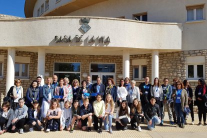 Fotografia de grup dels estudiants i professors participants a l'Erasmus+ que va visitar l'Ajuntament de l'Hospitalet de l'Infant.