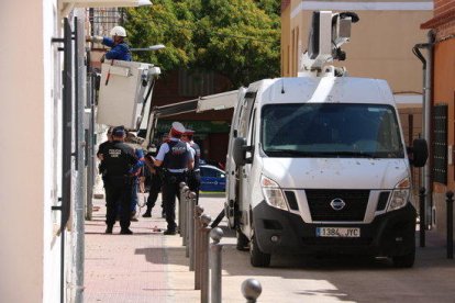 Un operari en una grua treballa en l'operatiu contra les connexions fraudulentes d'electricitat a Reus.