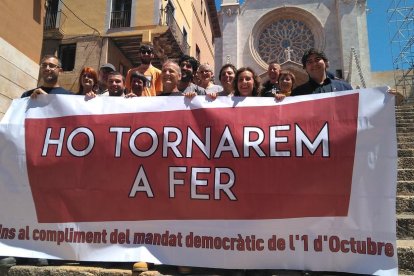 Imagen de algunos encausados este miércoles 22 de mayo en las escaleras de delante de la Catedral de Tarragona.