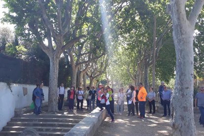 Un instante de la caminata por la Boca de la Mina con participantes haciendo fotografías.