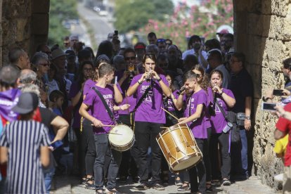 Imagen de músicos entrando en la Parte Alta.