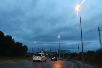 La entrada en la ciudad por la rotonda de Misericordia, ayer, con el alumbrado activo.