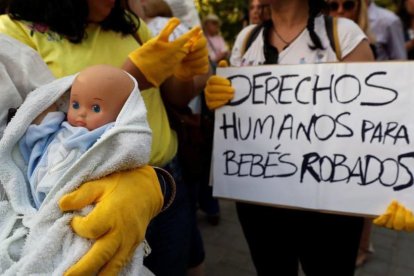 Víctimes d'una trama de bebes robats en una manifestació a Madrid.