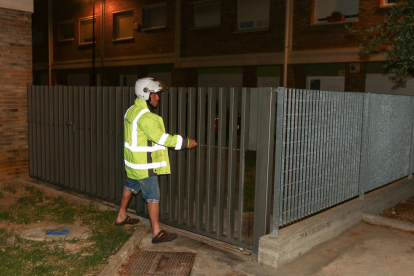 Imagen de archivo de un trabajador cerrando la plaza de la Festa Major.