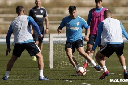 Algunos jugadores del Málaga, durante un entrenamiento de este mes de marzo.