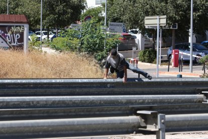 Un hombre pasa la medianera que separa los cuatro carriles.