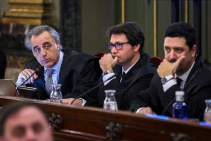 Pau Molins, advocat de Santi Vila; Josep Riba, lletrat de Carles Mundó, i Mariano Vergés, advocat de Dolors Bassa.