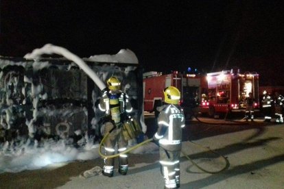 Los Bomberos, apagando los contenedores