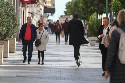 Una noia circula en patinet elèctric per la vorera de la Rambla Nova, en una imatge d'arxiu.