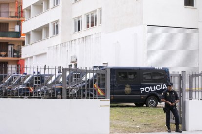 Nombroses furgonetes policials aparcades al costat de l'edifici del Negresco 2 de Salou.