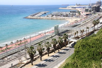 La fachada marítima de Tarragona, con las vías de tren, la estación de Renfe, la pasarela, la playa del Miracle y el Port de Tarragona.