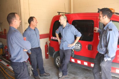 Los bomberos voluntarios del parque de Santa Coloma de Queralt, conversando.