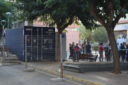 Material de obra depositado por la empresa constructora en la plaza afectada por el proyecto.