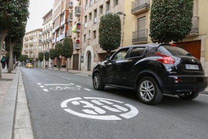 Esta semana se han repintado las indicaciones de limitación de velocidad.