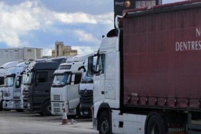 El detenido sacaba el combustible de camiones parados en el área de servicio de la autopista.