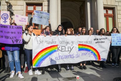 Imatge del minut de silenci a Reus per l'assassinat d'una menor a la ciutat.