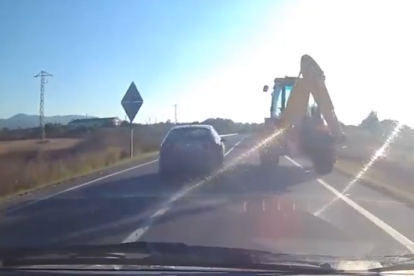 La mujer, adelantando a un tractor