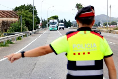 Un camión llegando al puesto de control de los mossos en la N-340.