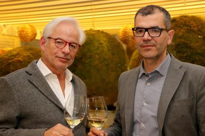 Los dos copresidentes de Corpinnat, Xavier Gramona i Ton Mata, con una copa de cava en la mano.