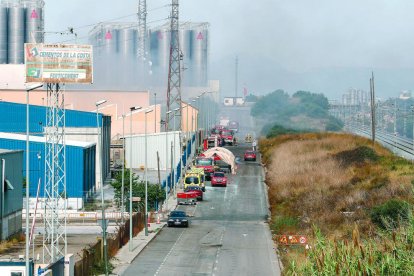 Dotaciones de bomberos trabajan en el polígono, el pasado 8 de julio.