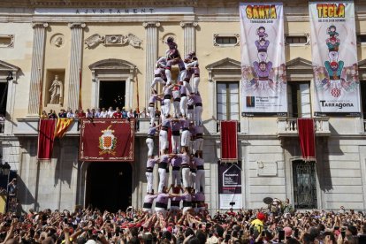 9 de 8 descarregat per la Colla Jove dels Xiquets de Tarragona, en la diada de Santa Tecla.