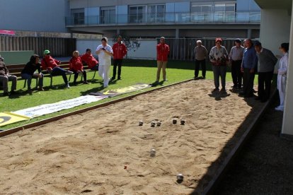 Imagen de la inauguración de la pista de petanca en el Sociosanitari Francolí.