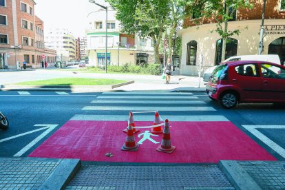 Uno de los nuevos pasos de peatones el cual, a finales de la semana pasada, se pintó en la riera d'Aragó.