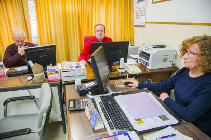 Griñó, en el fondo en la izquierda, y otros dos miembros del Club del Pensionista, ayer en la sede de la entidad.