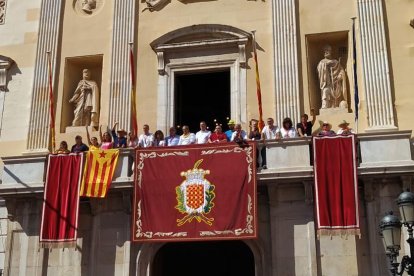 Momento en que la CUP ha desplegado la estelada en el balcón.