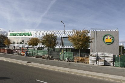 Exterior de la nova botiga Mercadona del vial del Cavet, a Vilafortuny (Cambrils).