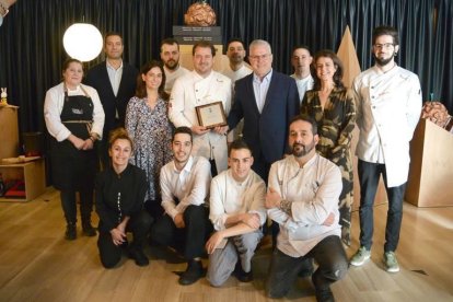 Granados, a la dreta, amb Moreno amb la placa a les mans.