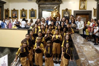 Foto de familia de la donación del Lleó Petit a la ciudad.