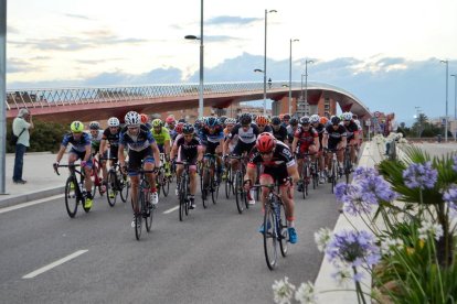 Un grupo de ciclistas circulando por la Raval de la Mar de Vila-seca.