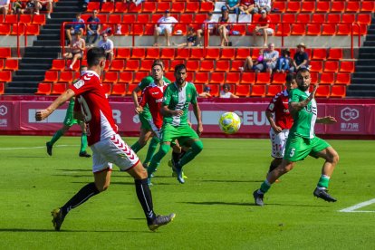 Jonathan Pereira, durant una jugada del Nàstic-Cornellà d'aquest diumenge, que va acabar en taules (2-2).