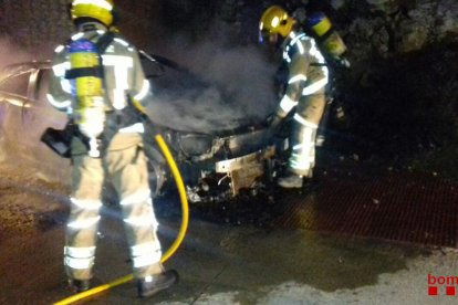 Dos bomberos extinguido el fuego.