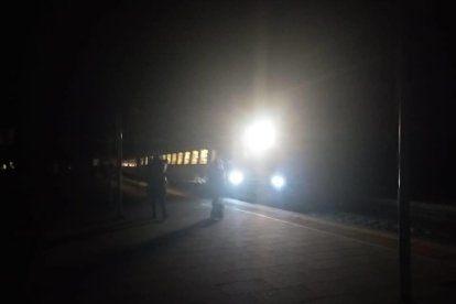 L'estació de Renfe de Vila-seca a les fosques.