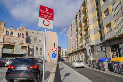 S'ha instal·lat senyalització per avisar de la zona per a vianants.