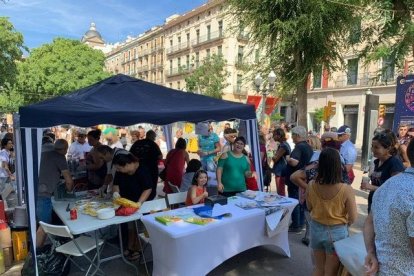 Punto de encuentro del vermú solidario en la Rambla Nueva.