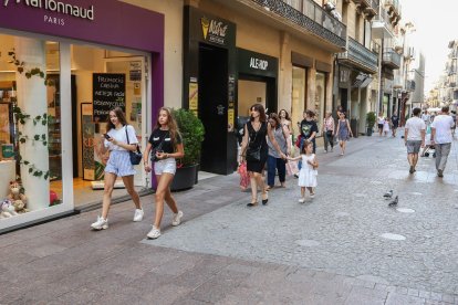 Una imatge d'arxiu del carrer Monterols, un dels més comercials.