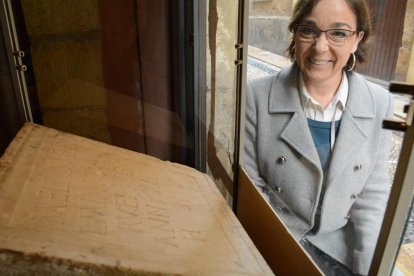 La regidora de Patrimoni, Begoña Floria, durant la presentació de la 2a edició de 'Quan els objectes parlen: la peça del mes'.