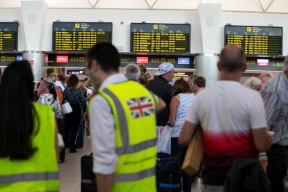 Viatgers del touroperador Thomas Cook a un aeroport esperant per facturar els seus vols.